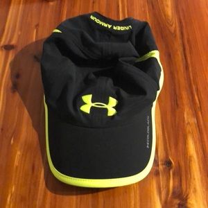 Under Armour black/yellow hat